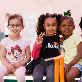 4 petites filles assises sur un banc