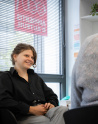 Jeune accompagné par le Touline discute avec une professionnelle